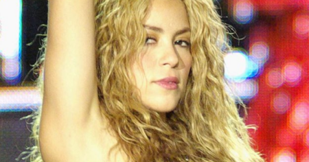 Shakira skings with 2 sons